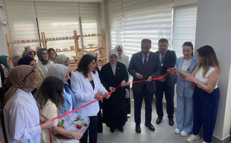 Kadın Emeği Seramik Atölyesi Sergisi Açıldı