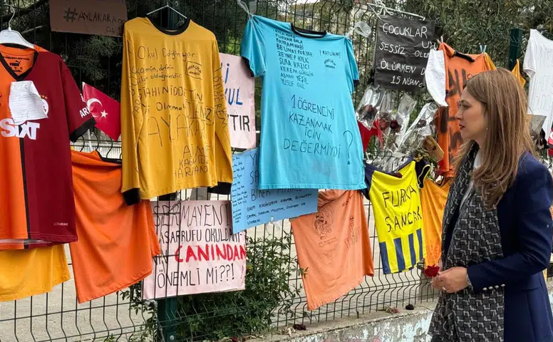 Vekil Karakoç: "yüreklerimiz yanarken bir tebessüm dahi bize yük olurdu"