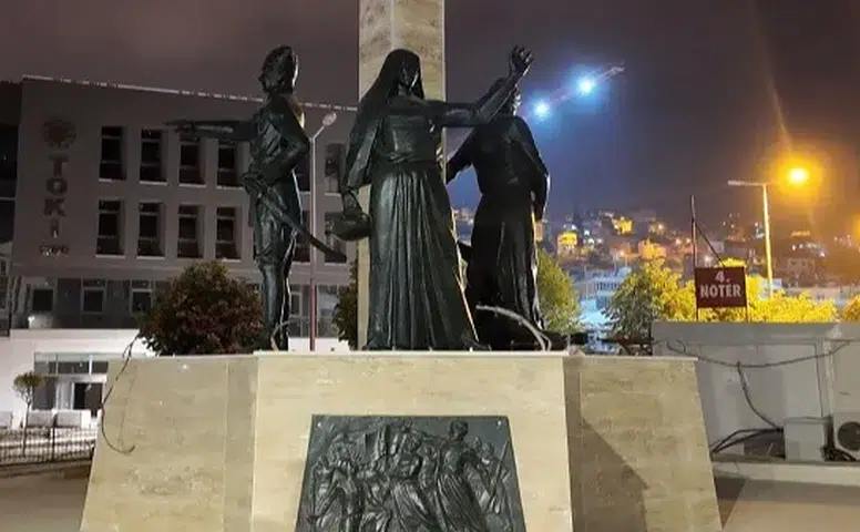 Kıbrıs Meydanı’ndaki Anıt Yerine Döndü