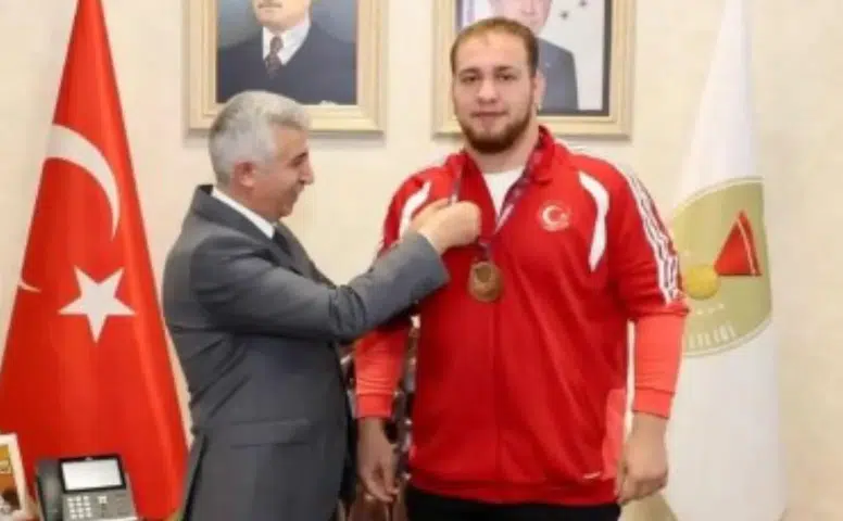 Vali Ünlüer’den Milli Güreşçi Hakan’a Tebrik