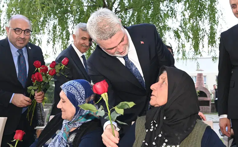"Ulu Çınarların Gölgesinde Bayram Sevinci: Şehirde Coşkulu Kutlamalar!"