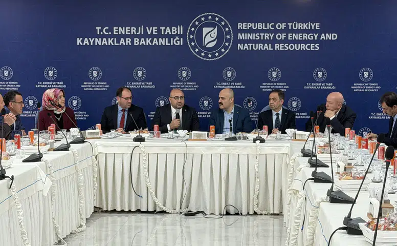 Mehmet Şahin bursiyer öğrencilerle buluştu