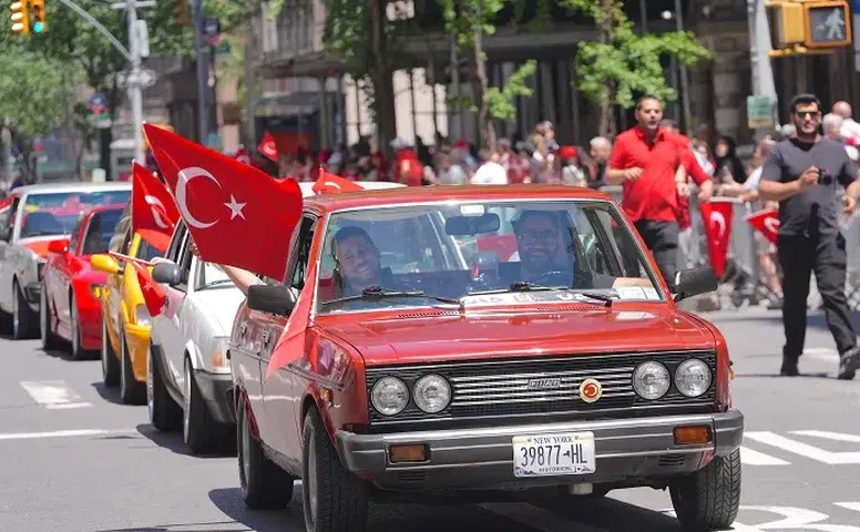 New York Sokaklarında Ay Yıldızlı Gurur Tablosu