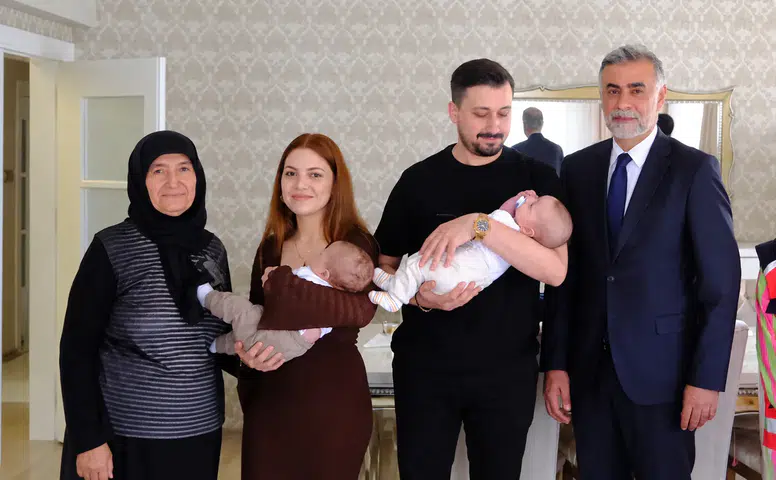 Kahramanmaraş’ta fondan evlenen çiftlere bebek