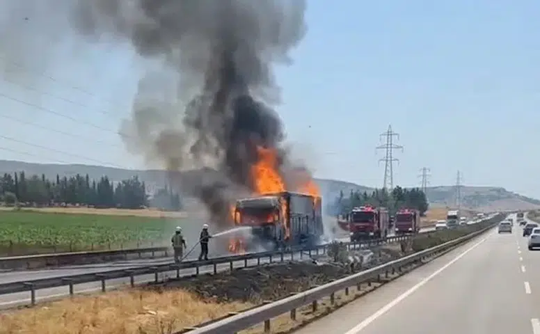 Kahramanmaraş TAG Otoyolu'nda Seyir Halindeki Tır Yandı