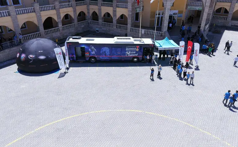Bilim Otobüsü Elbistan'da gençlerle buluşarak bilimin kapılarını araladı