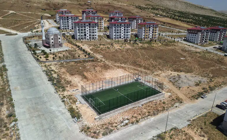 Kahramanmaraş'ta 3 yeni halı saha, gençler için güvenli spor alanı sağlıyor