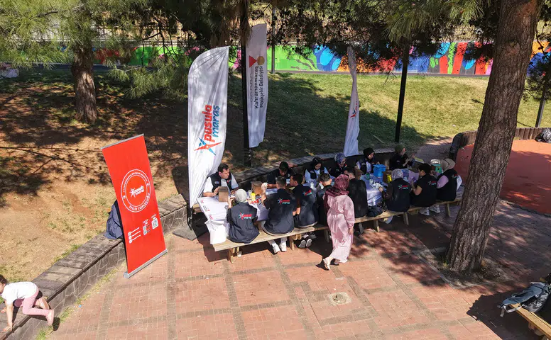 Gençler, Pusula Maraş etkinliğinde kuş evleri boyayarak doğaya katkıda bulundu!