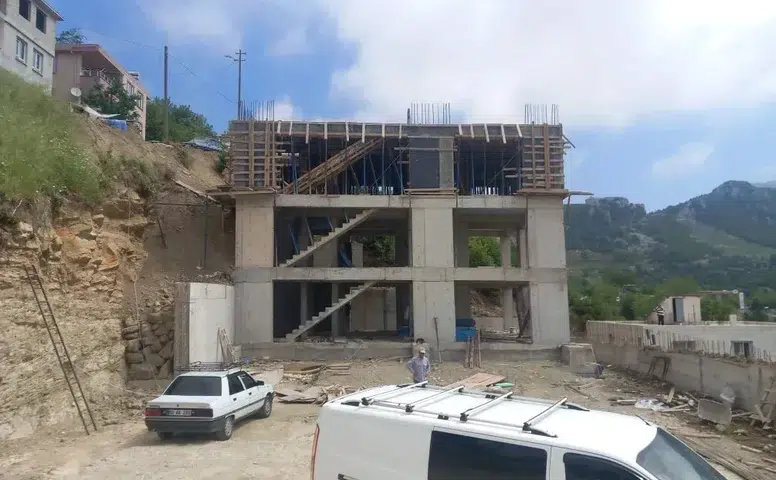 Kahramanmaraş'ta İnşaattan Düşen İşçi Ağır Yaralandı