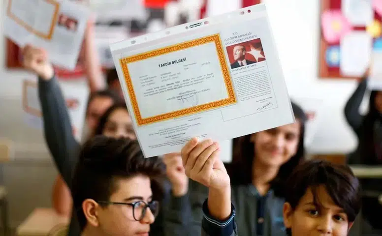 Kahramanmaraş’ta karne heyecanı: 266 bin öğrenci tatile çıkıyor