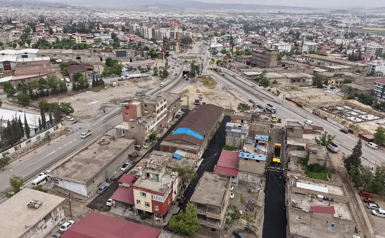 Kahramanmaraş'ta Menderes Mahallesi'nde sıcak asfalt çalışmaları başladı