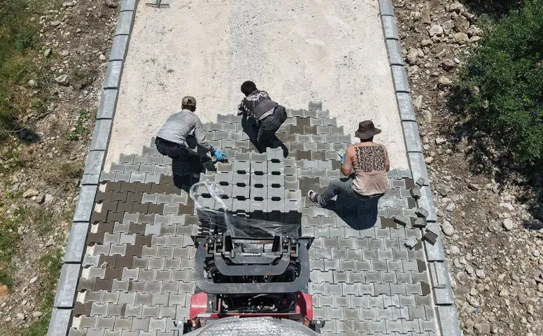 Andırın Kırsalında Ulaşım Sorunları Kilit Parke ile Çözülüyor