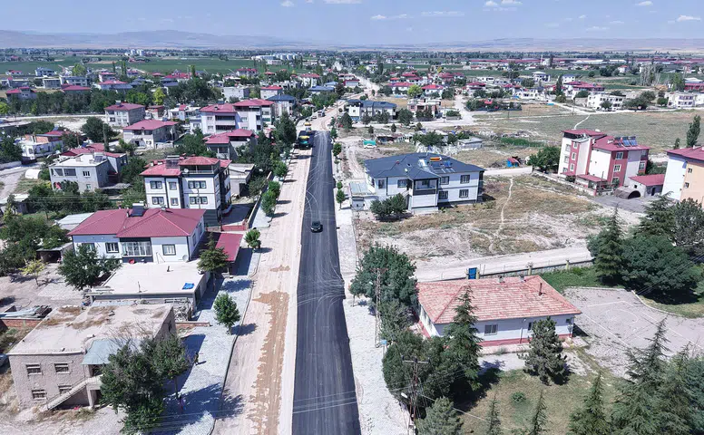 Elbistan'da Tepebaşı Caddesi'ne Sıcak Asfalt Uygulaması Başladı