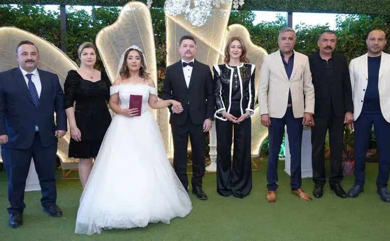 Vekil Karakoç danışmanının nikâh sevincine ortak oldu