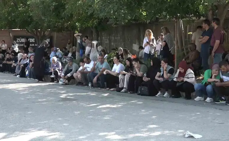Öğrenciler içeride veliler dışarıda ter döktü