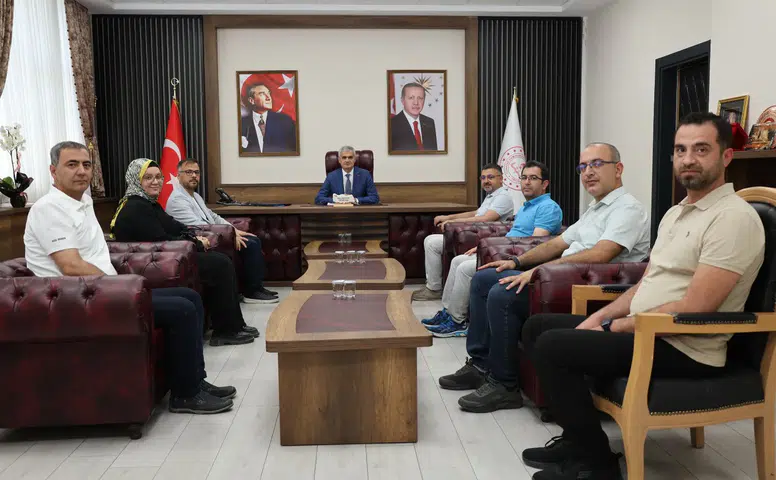 İstiklal Üniversitesi Akademisyenlerine Teşekkür Plaketi