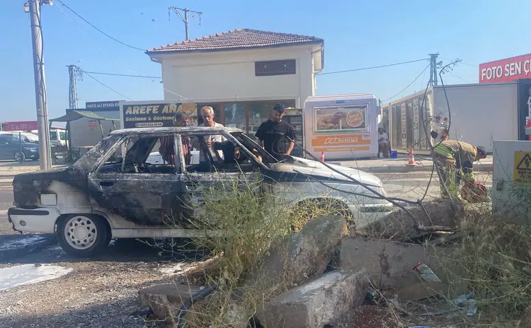 Park Halindeki Otomobil Yanarak Küle Döndü