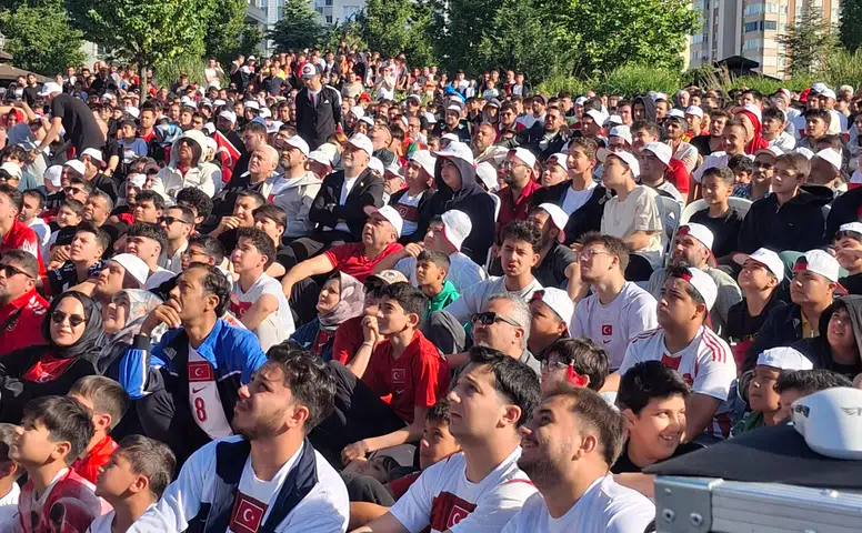 Başkan Fırat Görgel milli maç heyecanını hemşehrileriyle yaşadı