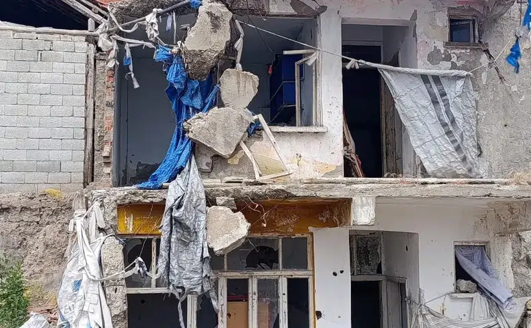 Depremin Merkezinde Metruk Binalar Mahalleliyi Tedirgin Ediyor