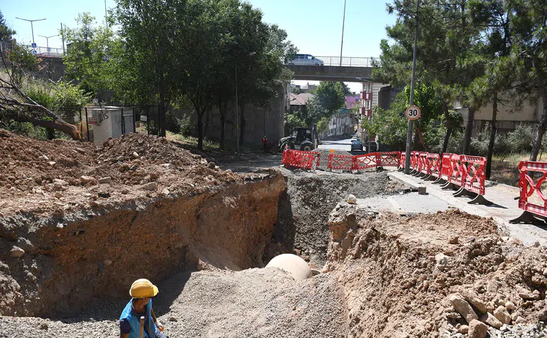 Akdere Caddesi'nde Altyapı Yenileme Çalışmaları Sürüyor