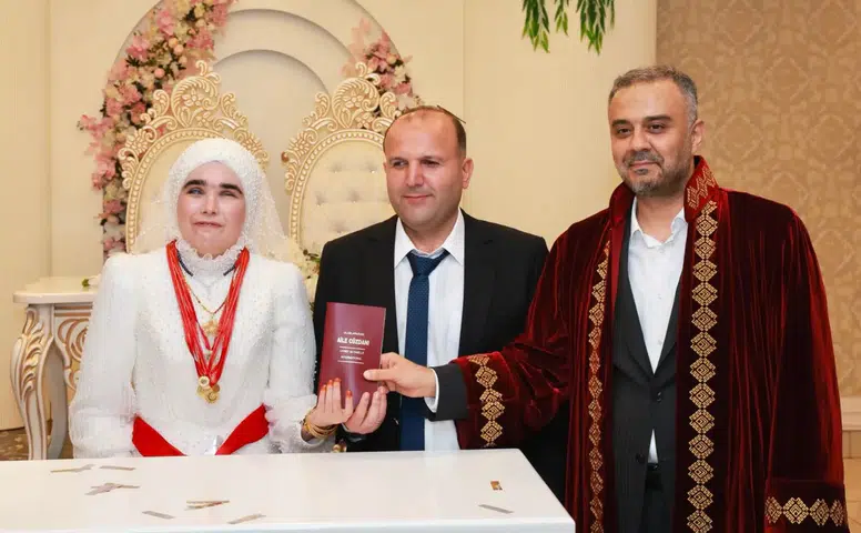 Kahramanmaraş'ta Görme Engelli Eğitmen Çiftin Düğününde Sevgi Engelleri Aştı