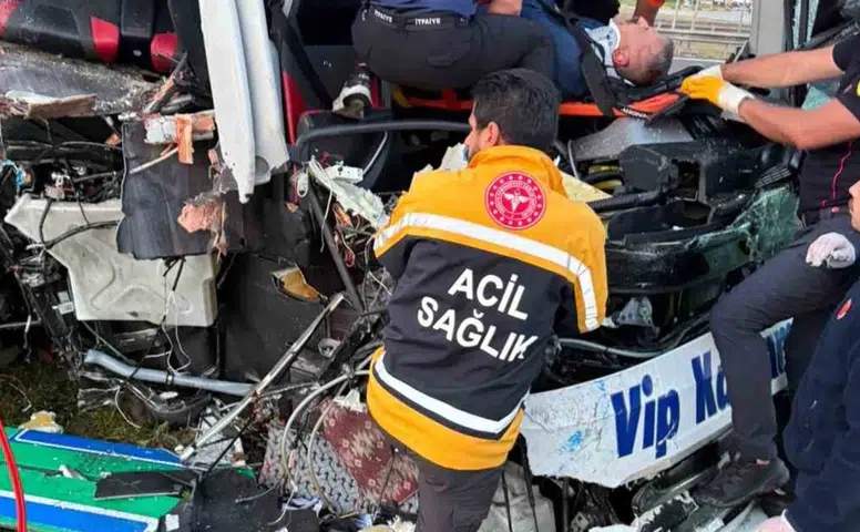 TEM’de yolcu otobüsü ortalığı savaş alanına çevirdi: 15 yaralı