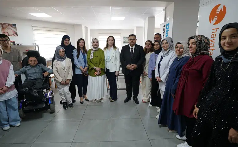 Engelsiz Yaşam Merkezi'nde özel bireylerin el emeği sergisi büyük ilgi gördü