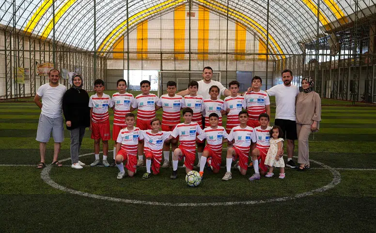Çocukların talebine duyarsız kalmayan Başkan Görgel, halı sahada futbol keyfi yaşattı