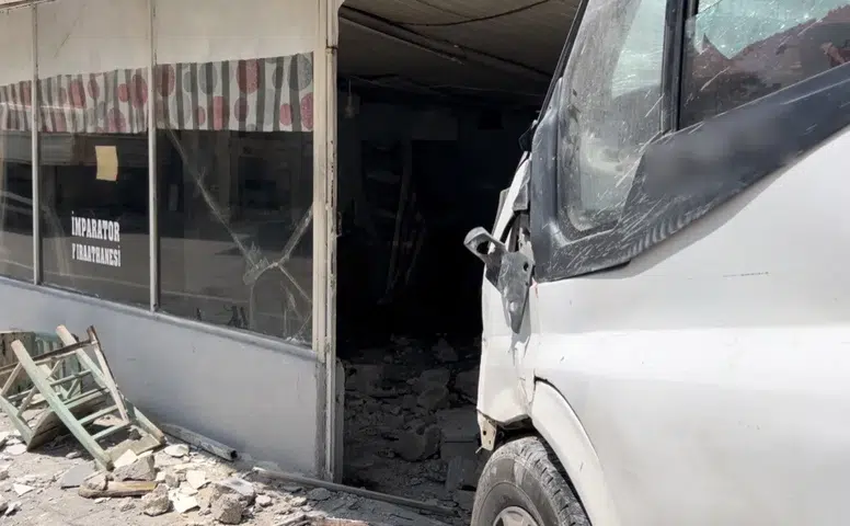 Minibüs Kıraathaneye Daldı: 1 Kişi Hayatını Kaybetti, 3 Yaralı