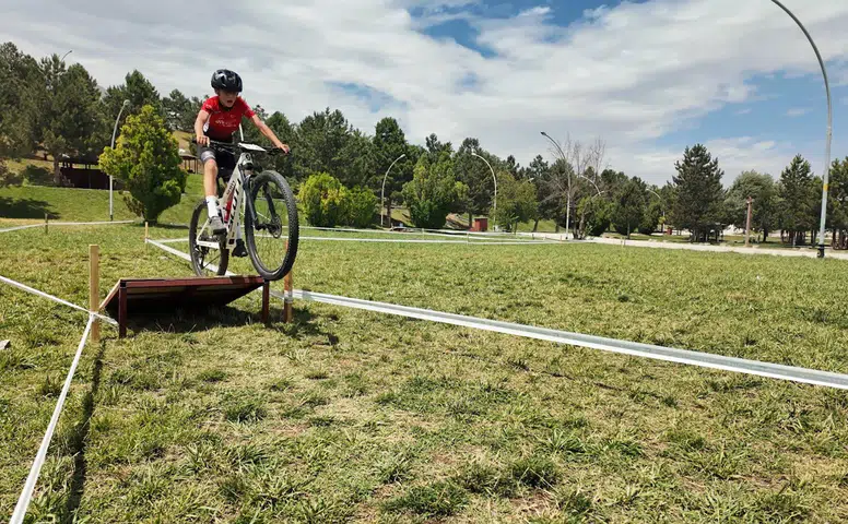 Elbistan'da Pedallar Madalya İçin Döndü! Kahramanmaraşlı Sporcular Kürsüye Çıktı
