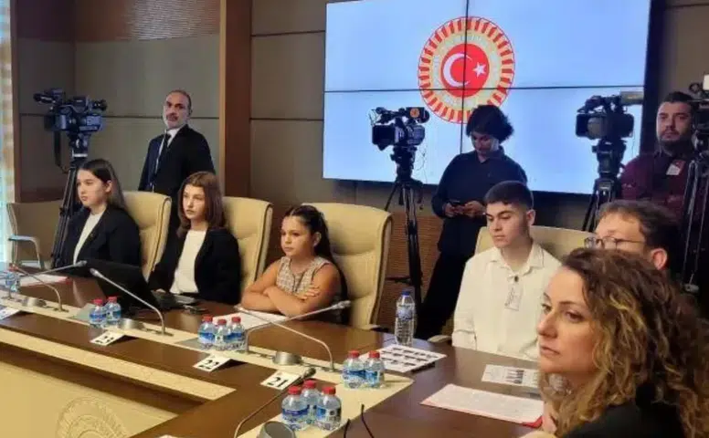 Okullarda Akıllı Telefon Tartışması TBMM Gündeminde
