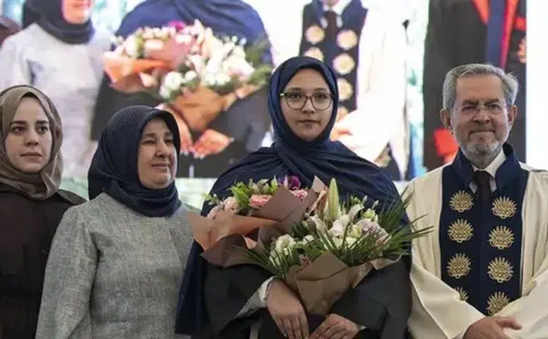 248 Saat Enkazda Kalan Aleyna Ölmez Üniversiteden Mezun Oldu