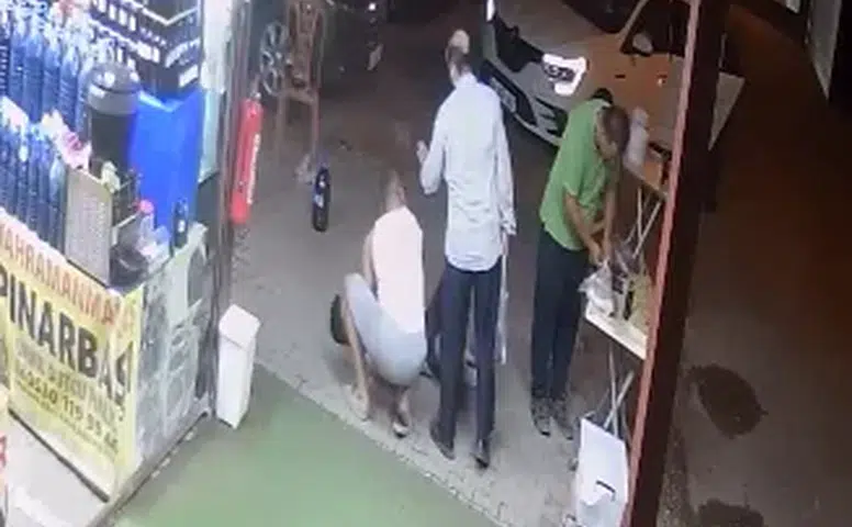 Kahramanmaraş'ta Parkta Bıçaklı Kavga: 3 Yaralı, O Anlar Kamerada