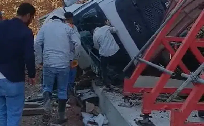 Kahramanmaraş'ta İş Makinesi Devrildi! Tömek Yol Ayrımında 1 Yaralı