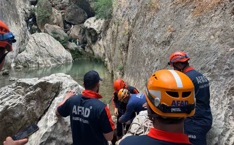 Kayalıklardan Düşen 14 Yaşındaki Çocuk Kurtarıldı
