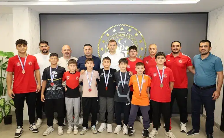 Kahramanmaraşlı Minik Güreşçilerden İl Müdürü Yasin Özdemir'e Ziyaret