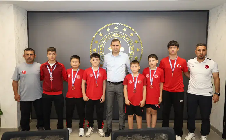 Minik Türkiye Şampiyonası Dereceye Giren Sporculardan İl Müdürü Yasin Özdemir'e Ziyaret