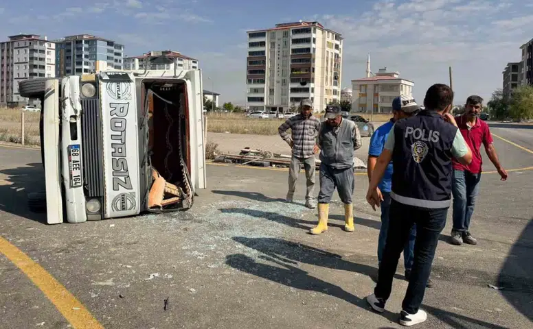 Kahramanmaraş Elbistan’da Kamyon Devrildi: 2 Yaralı