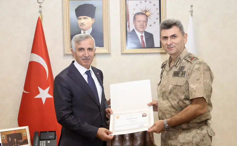 Vali Ünlüer, Tümgeneral Gemalmaz’a Başarı Belgesi Takdim Etti