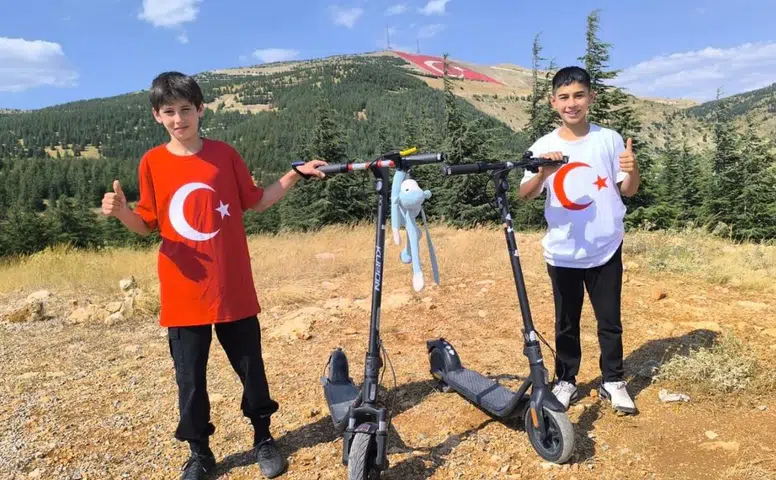 Kahramanmaraş’ta İki Öğrenciden Bayrak Yolculuğu
