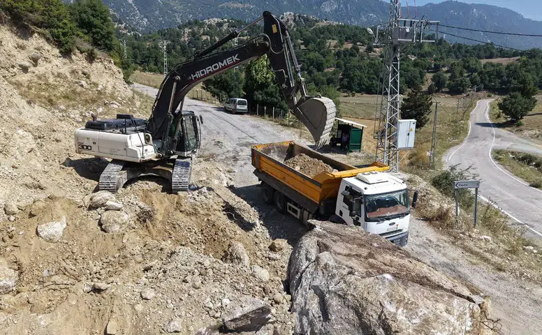 Andırın'da ulaşımı artıran yol genişletme çalışmaları devam ediyor