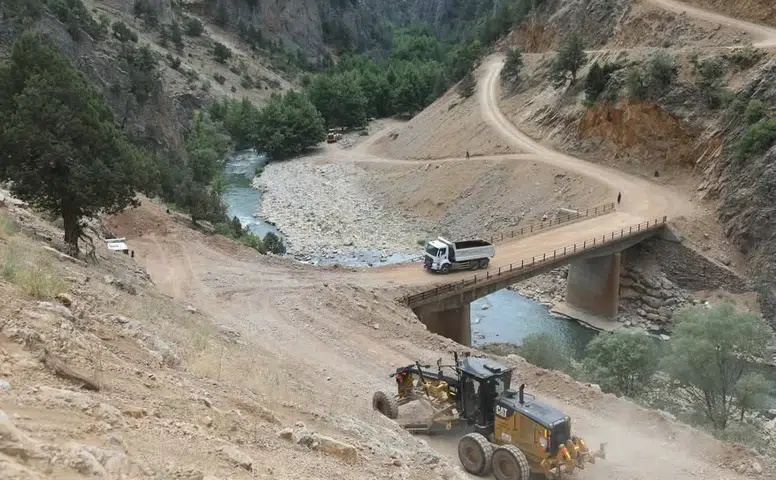 Göksun’da Üç İlçeyi Bağlayan Yolda Sıcak Asfalt Mesaisi