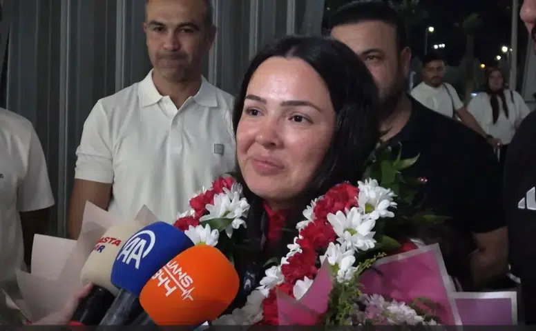 Safiye Temizdemir Altınlarla Memleketine Döndü