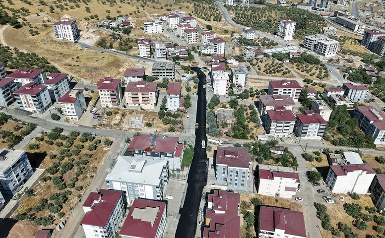 Kahramanmaraş’ta Ballıca’nın Yolları Sıcak Asfaltla Yenileniyor