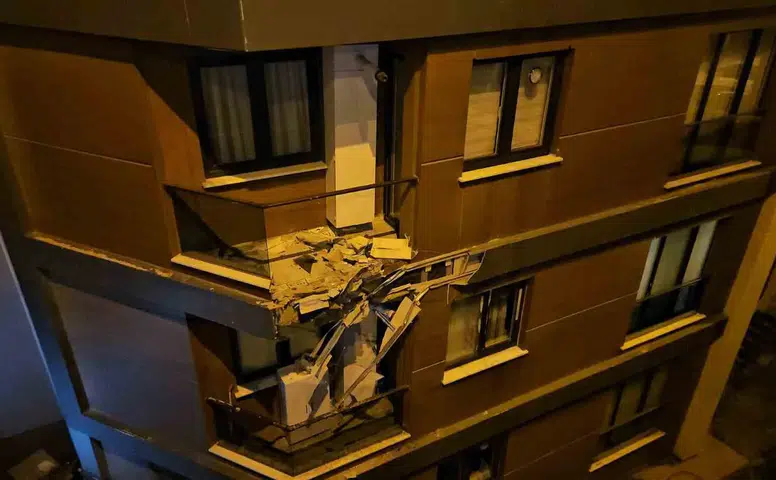 Alkollü Sürücü Binanın 3. Katına Çarpıp Bahçeye Uçtu: 2 Yaralı
