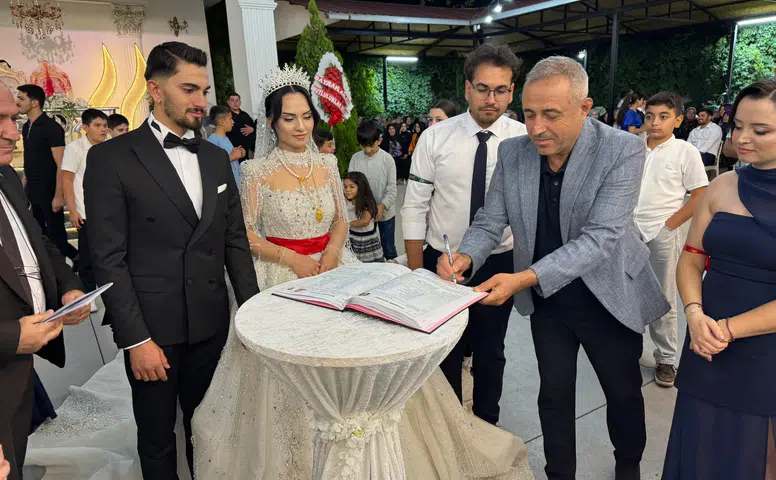 İrfan Karatutlu’dan Genç Çifte Özel Tebrik