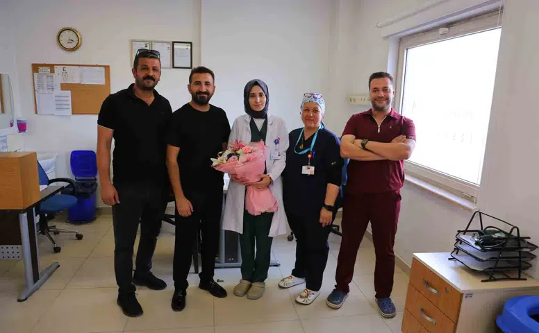 Kahramanmaraş'ta Kendisini İki Kez Hayata Döndüren Doktoruna Çiçekle Teşekkür Etti