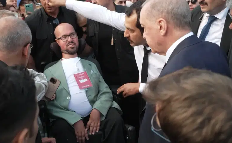 Erdoğan'ın Otobüsü Durdurup Yanına Gittiği Engelli Genç Konuştu
