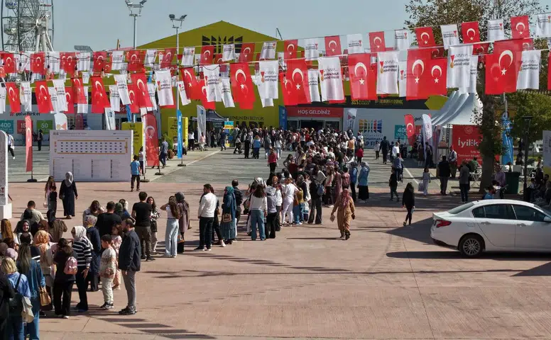 Kahramanmaraş'ta Şermin Yaşar'a yoğun ilgi
