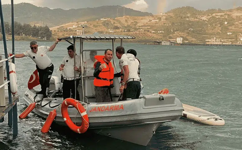 Fırtınada SUP Yapan Vatandaşları Jandarma Kurtardı